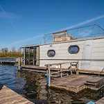 Alpstuga Tiny Houseboat De Woudaap - I Uitgeest