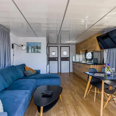 Tiny Houseboat De Woudaap - I シャレー