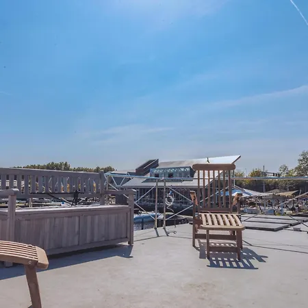 Tiny Houseboat De Woudaap - I シャレー