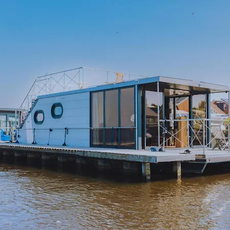 Tiny Houseboat De Woudaap - I シャレー