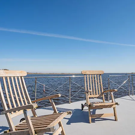 Tiny Houseboat De Woudaap - I シャレー *