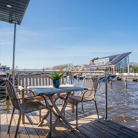 Tiny Houseboat De Woudaap - I シャレー *