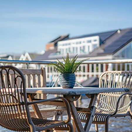 シャレー Tiny Houseboat De Woudaap - I *