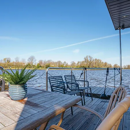 Tiny Houseboat De Woudaap - I シャレー